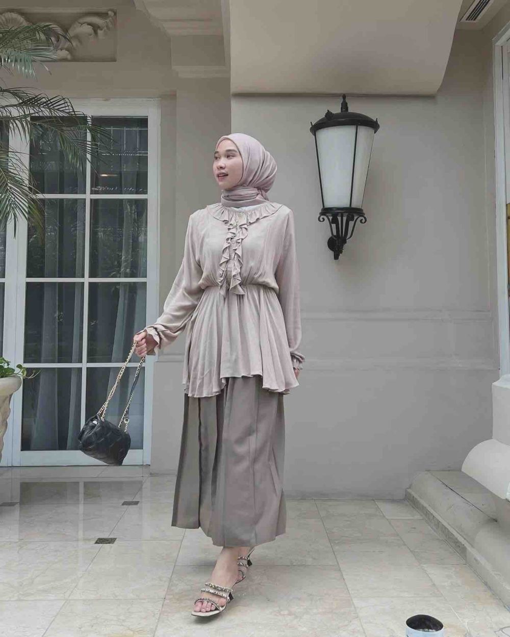 9 Ide Outfit ala Hijabers untuk Buka Bersama, Tampil Kasual Stylish!