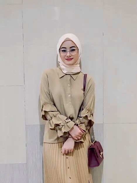 9 Ide Outfit Hijab Hangout Bareng Bestie ala Artis Tanah Air, Stunning