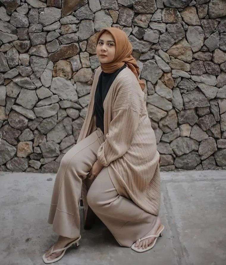 9 Ide Outfit Hijab Pakai Kardigan Rajut Buat Buka Bersama