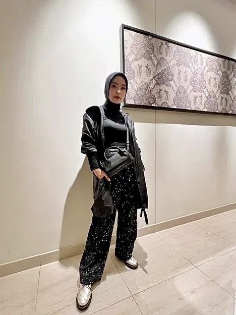 9 Ide Outfit Hijab Hangout Bareng Bestie Ala Artis Tanah Air