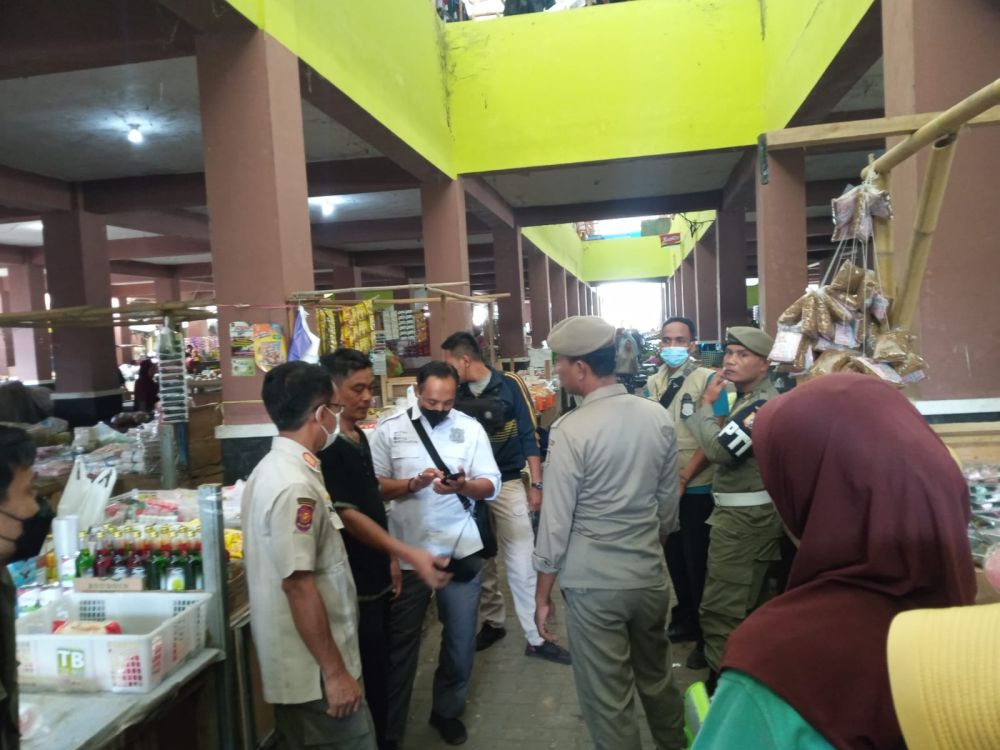 Satpol PP Lombok Timur Razia Pedagang Petasan hingga Rumah Makan