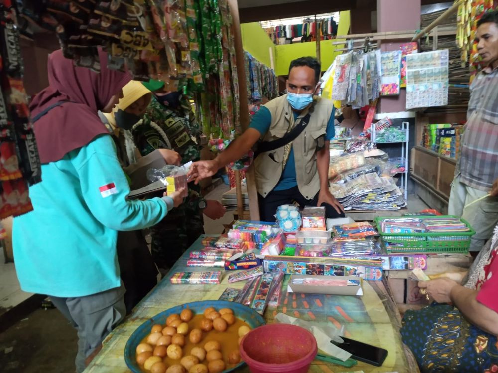 Satpol PP Lombok Timur Razia Pedagang Petasan hingga Rumah Makan
