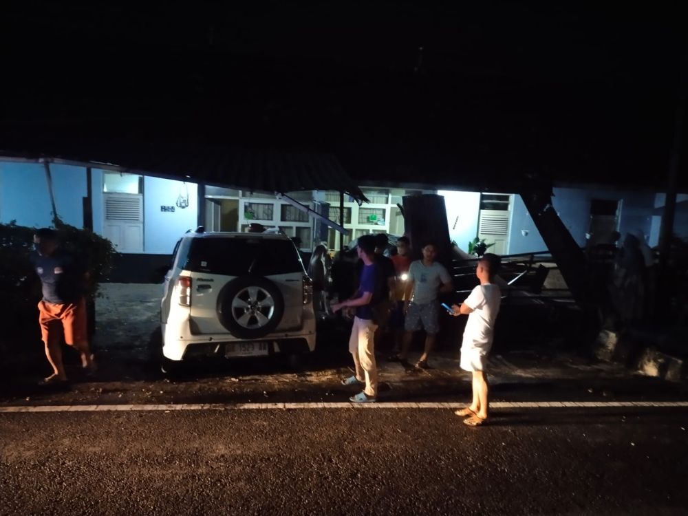 Oleng, Toyota Rush Tabrak Asrama TNI AU Lanud Adisutjipto