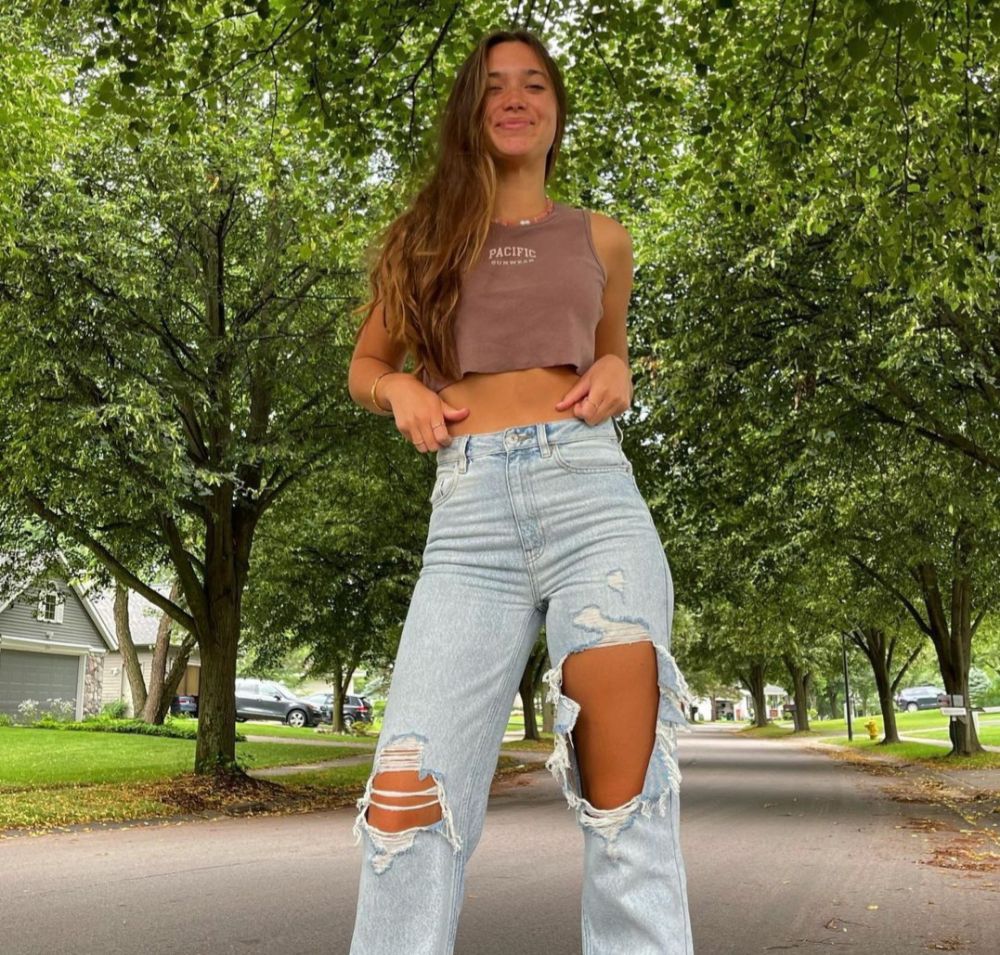 10 Referensi Outfit Celana Jeans ala Youtubers Cewek Luar, Simpel Kece