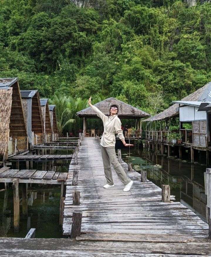 Raline Shah Jelajahi Wisata Alam Rammang-Rammang, Sulsel