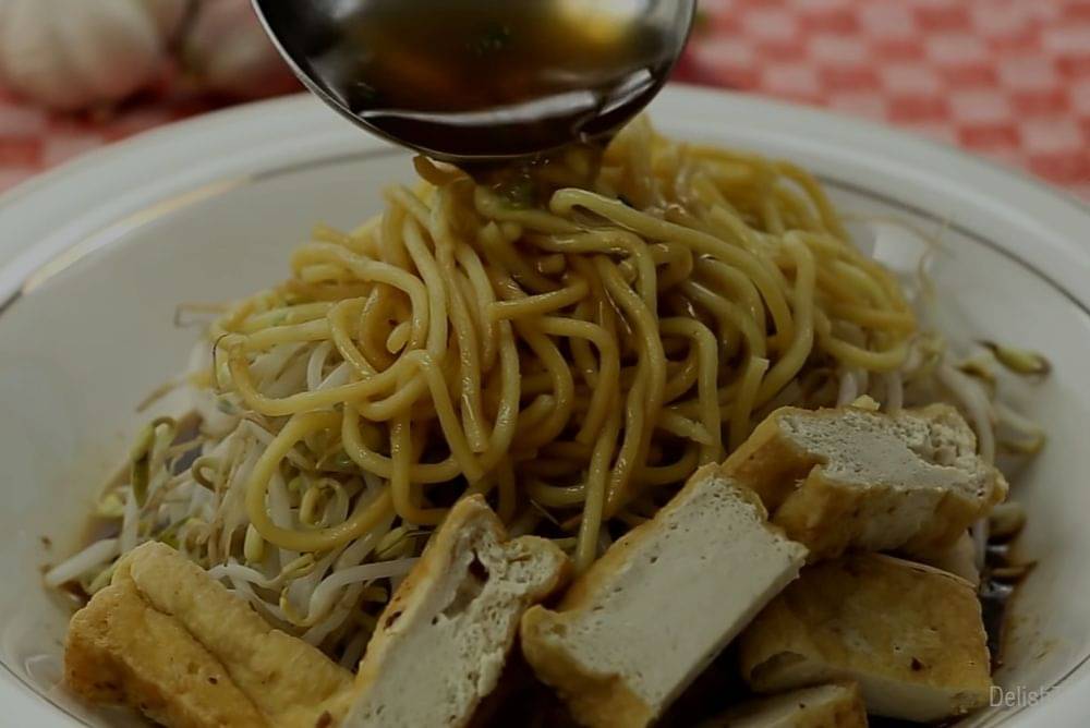 Resep Lontong Mie Khas Surabaya, Kuah Petisnya Sedap!