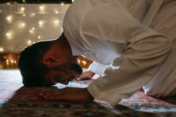 3 Doa yang Bisa Umat Muslim Baca di Sujud Terakhir dalam Salat