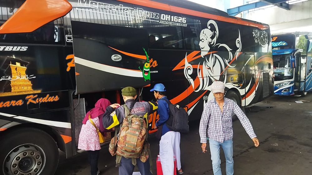 Bus AKAP Sudah Diserbu Pemudik Di Malang