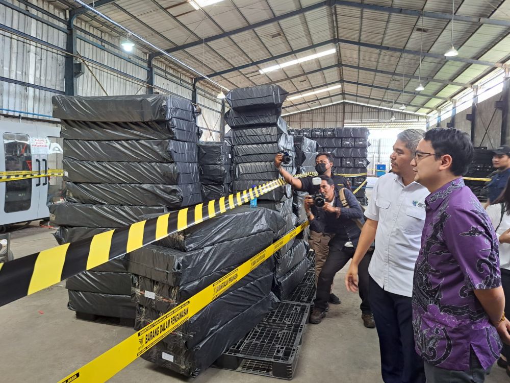 Ribuan Botol Oli Palsu Disita dari Pabrik Pelumas di Tangerang