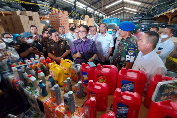 Ribuan Botol Oli Palsu Disita Dari Pabrik Di Tangerang