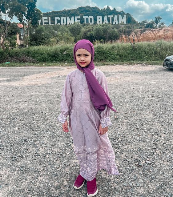 9 OOTD Hijab Anak untuk Lebaran ala Maryam, Putri Oki Setiana Dewi