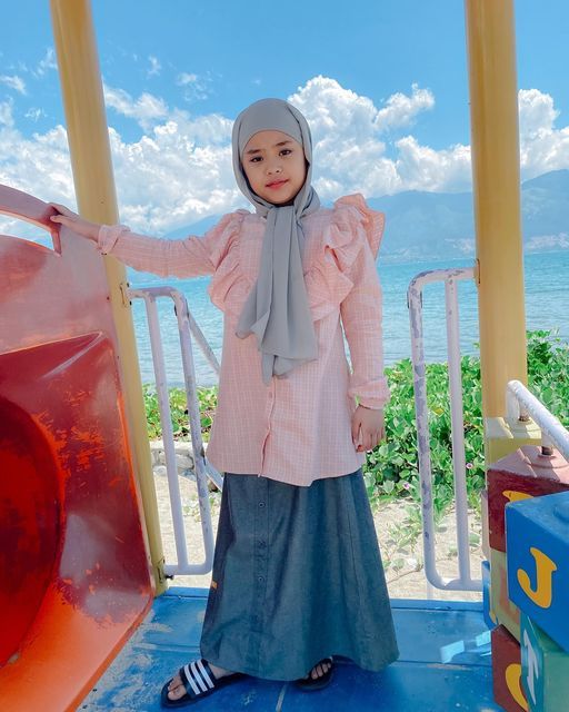 9 OOTD Hijab Anak untuk Lebaran ala Maryam, Putri Oki Setiana Dewi