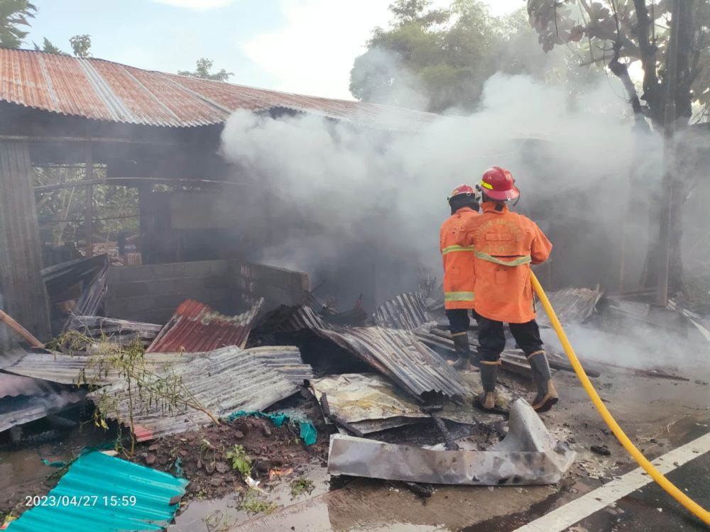 Api Melahap Warung Makan dan Gudang Furnitur di Sewon Bantul