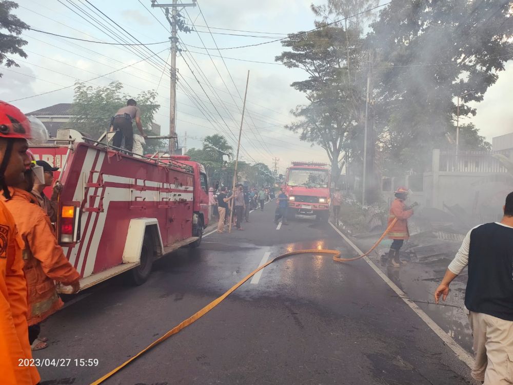 Api Melahap Warung Makan dan Gudang Furnitur di Sewon Bantul