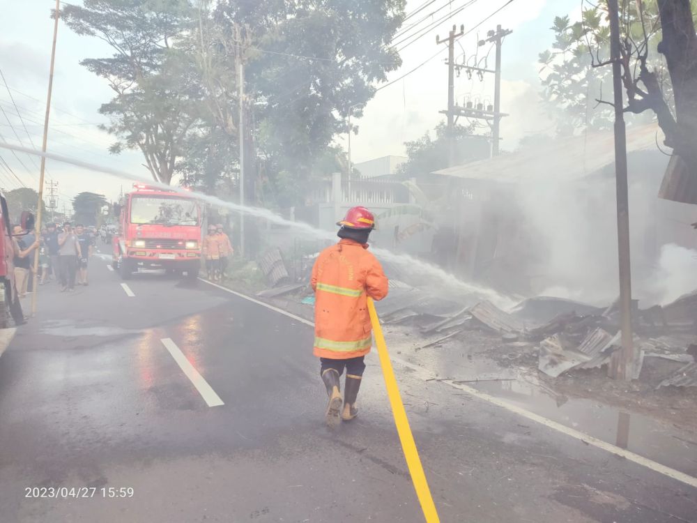 Api Melahap Warung Makan dan Gudang Furnitur di Sewon Bantul