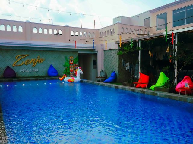 5 Hotel dengan Kolam Renang di Solo, Seru buat Liburan Bareng Keluarga