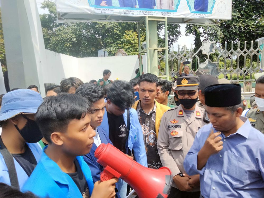 Tolak Pengesahan UU Cipta Kerja, BEM SI Lombok Timur Demo Kantor DPRD