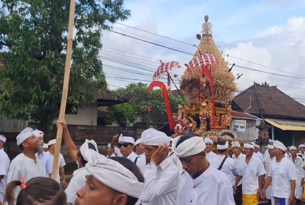 Makna Tradisi Mapeed Sate Tungguh di Batubulan Bali