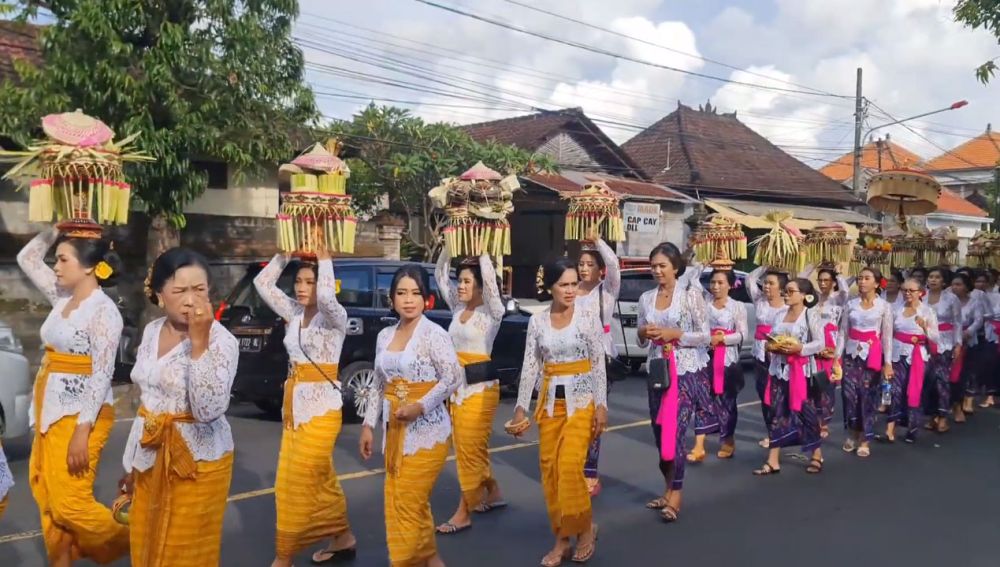 10 Bahasa Bali Tentang Kegiatan Adat di Masyarakat