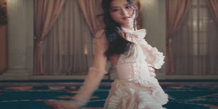 11 Outfit Jisoo di MV Flower yang Memanjakan Mata, Kece Badai