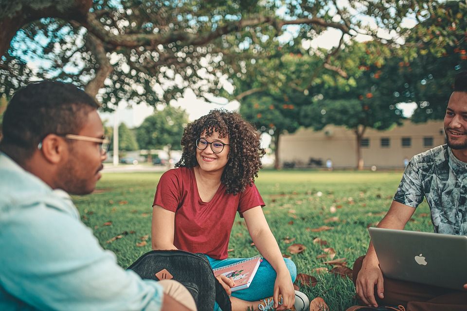 5 Cara Menghadapi Teman Atau Pasangan Yang Mudah Insecure