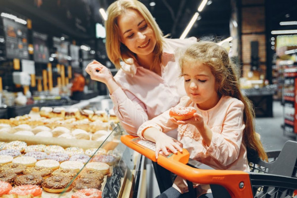 5 Tips agar Anak Tidak Jajan Sembarangan, Latih Makan Sehat!