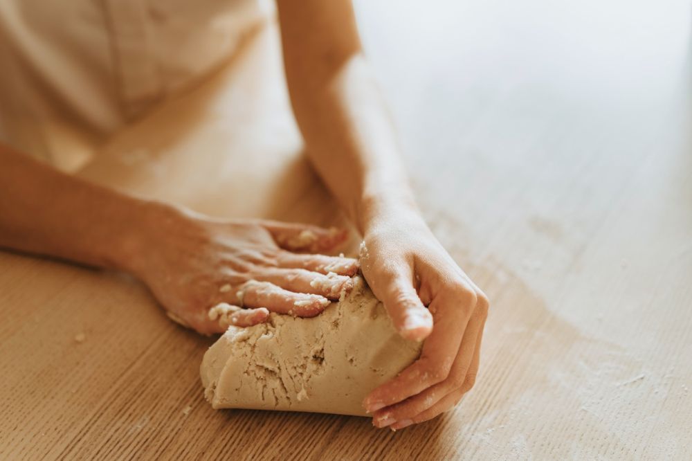5 Tips Simpel Membuat Roti Sendiri di Rumah, Tanpa Mixer!