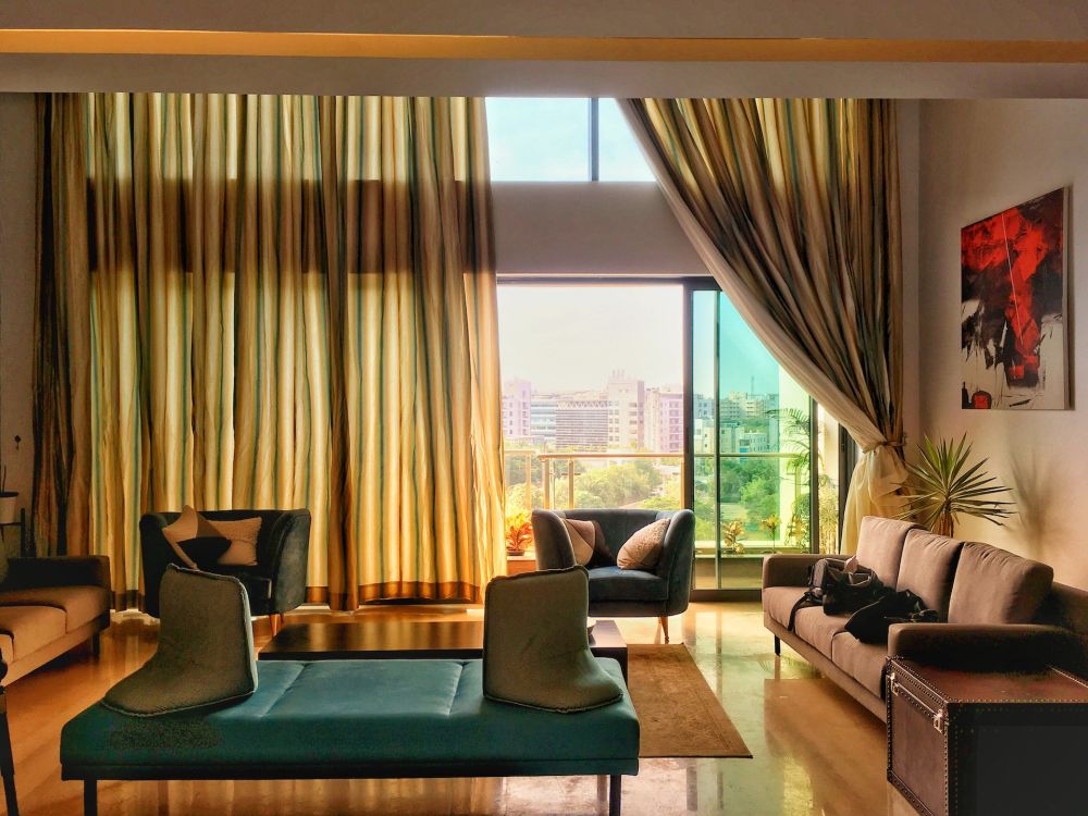 9 Inspirasi Gorden Ruang Tamu Bak Istana