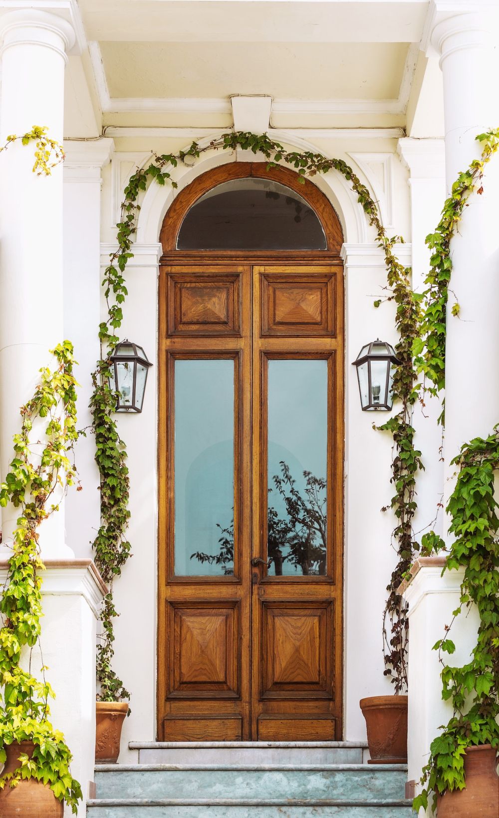 15 Inspirasi Desain Pintu Rumah, Klasik hingga Modern!