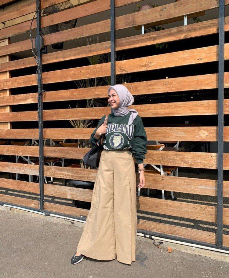 9 Mix and Match OOTD Hijab Pakai Celana Cokelat, Trendi Abis!