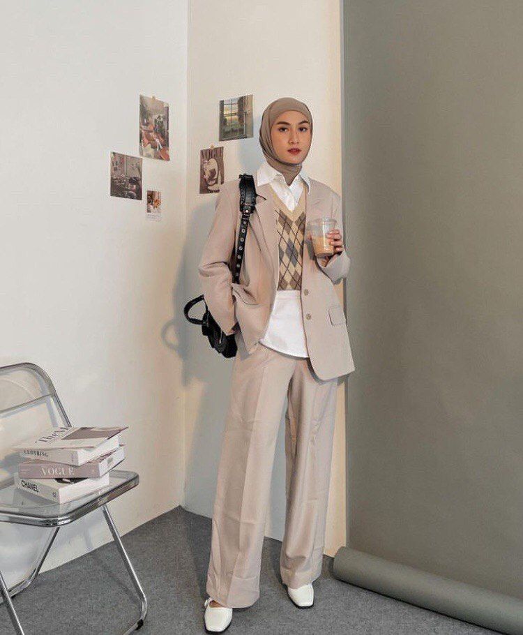 9 Mix and Match OOTD Hijab Pakai Celana Cokelat, Trendi Abis!