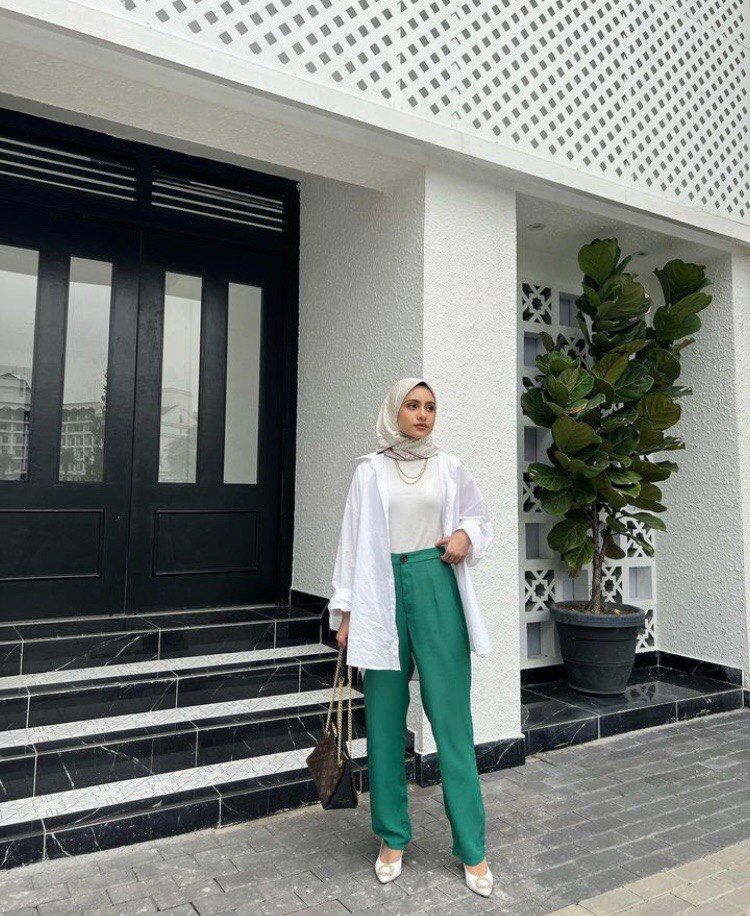 11 Ide OOTD Hijab Pakai Celana Warna Cerah, Curi Perhatian!
