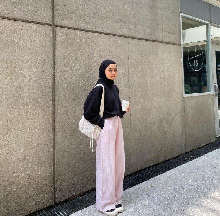 11 Ide OOTD Hijab Pakai Celana Warna Cerah, Curi Perhatian!