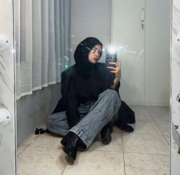 9 Ide Padu Padan OOTD Hijab Pakai Ankle Boots ala Deana Hanifa