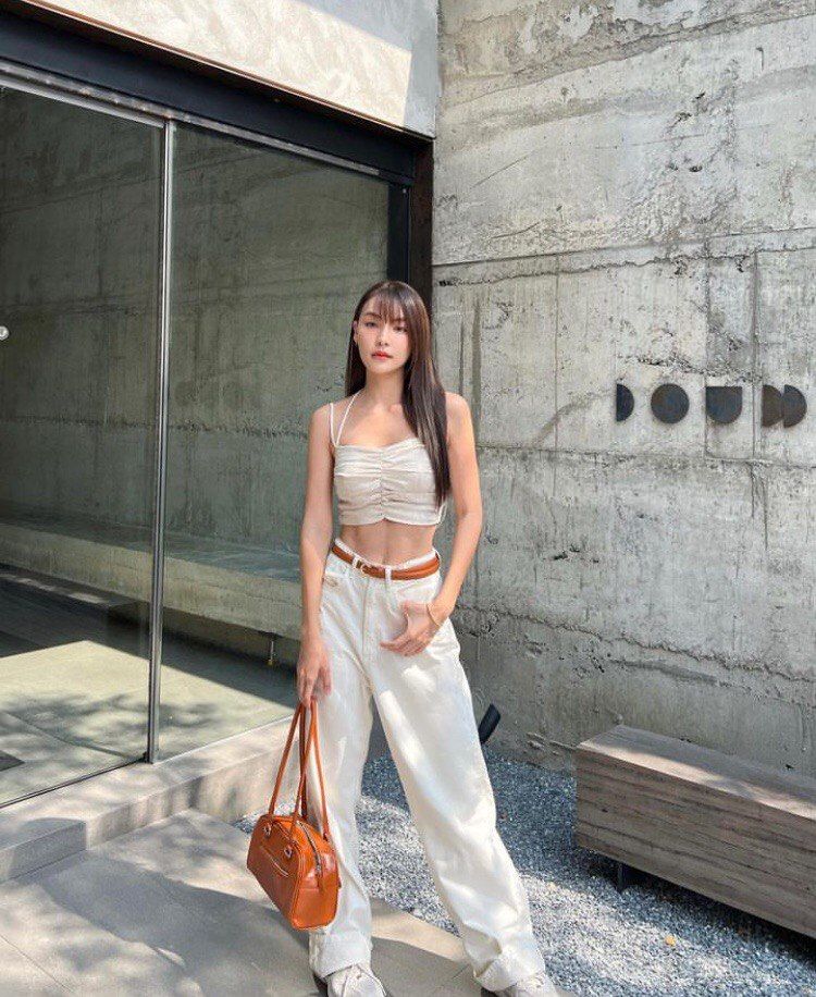 10 Inspirasi OOTD Jalan-jalan Pakai Tank Top ala Kapook