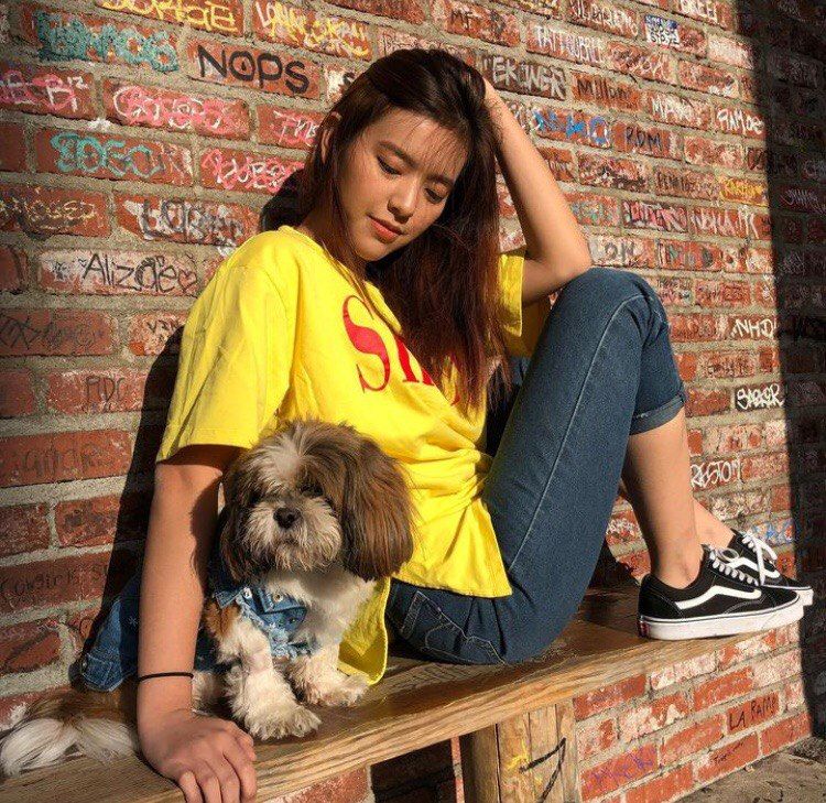11 Inspirasi Celana Jeans ala Artis Thailand Gigie Sarocha, Keren! 