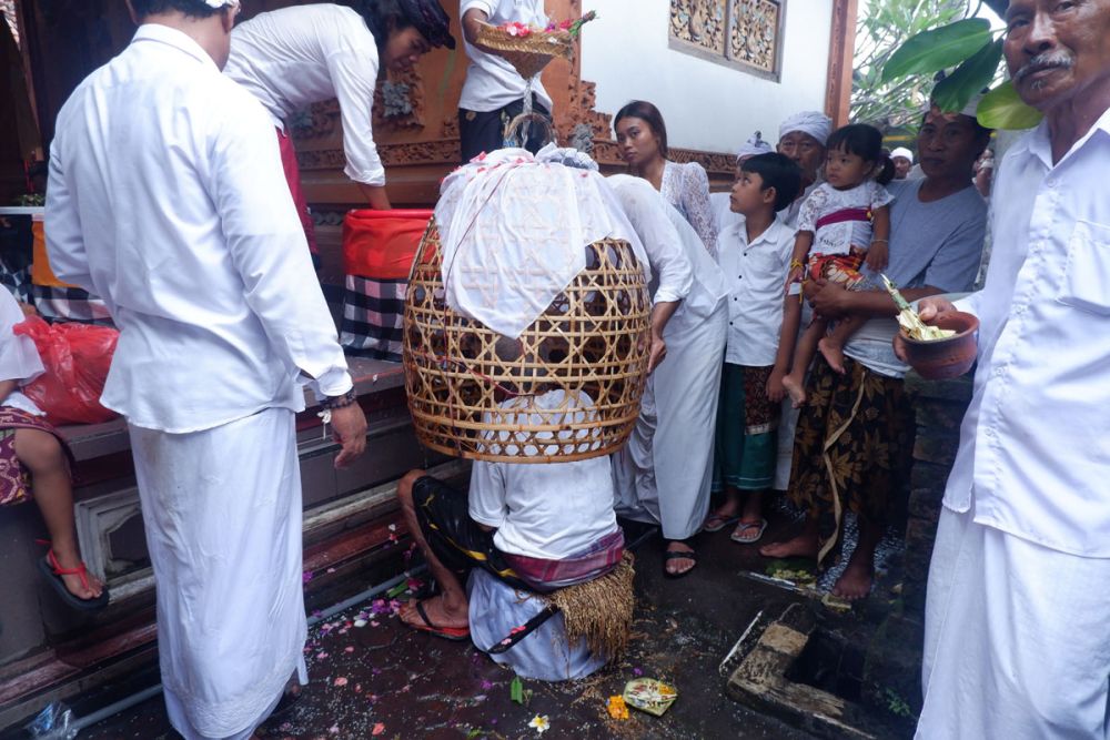 Melihat Prosesi Ruwatan Sapuh Leger di Griya Reka Eka Sari