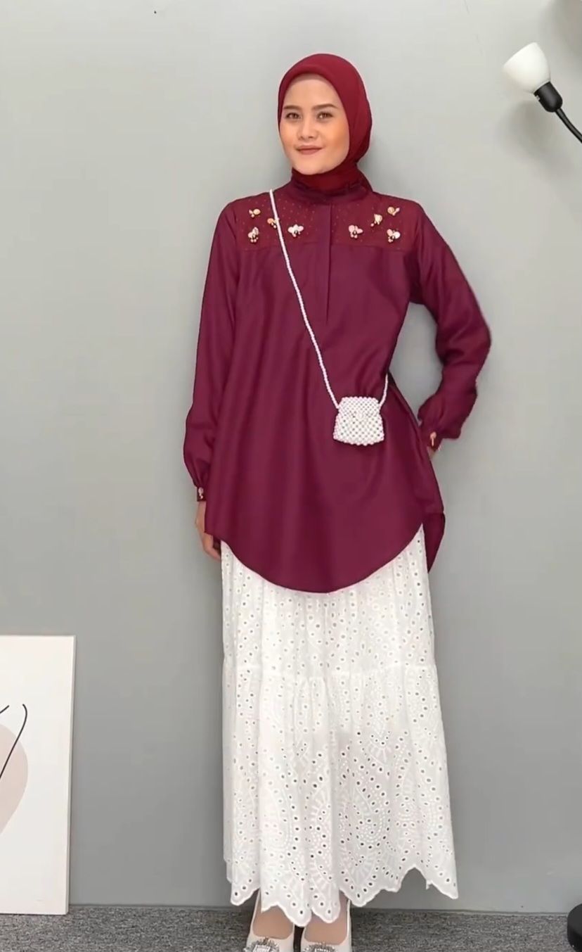 10 Ide OOTD Hijab Lebaran Warna Maroon, Kesannya Mewah