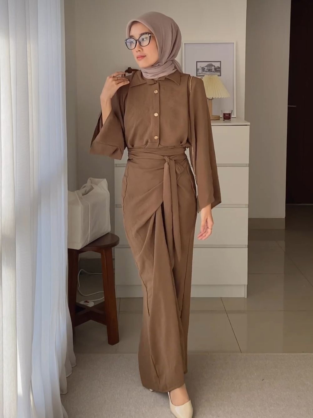9 Ide Outfit Hijab Earth Tone untuk Lebaran, Cetar Abis!