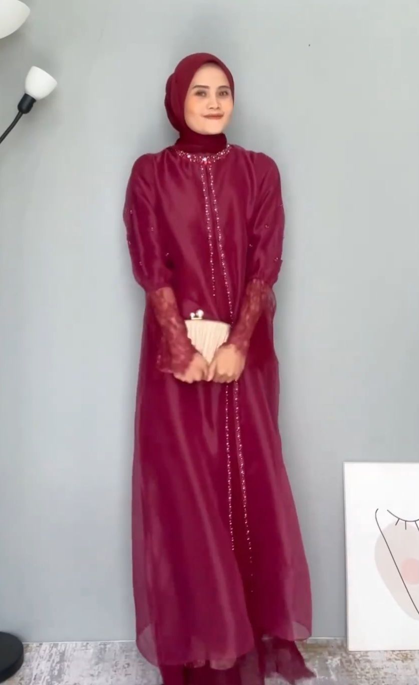10 Ide OOTD Hijab Lebaran Warna Maroon, Kesannya Mewah