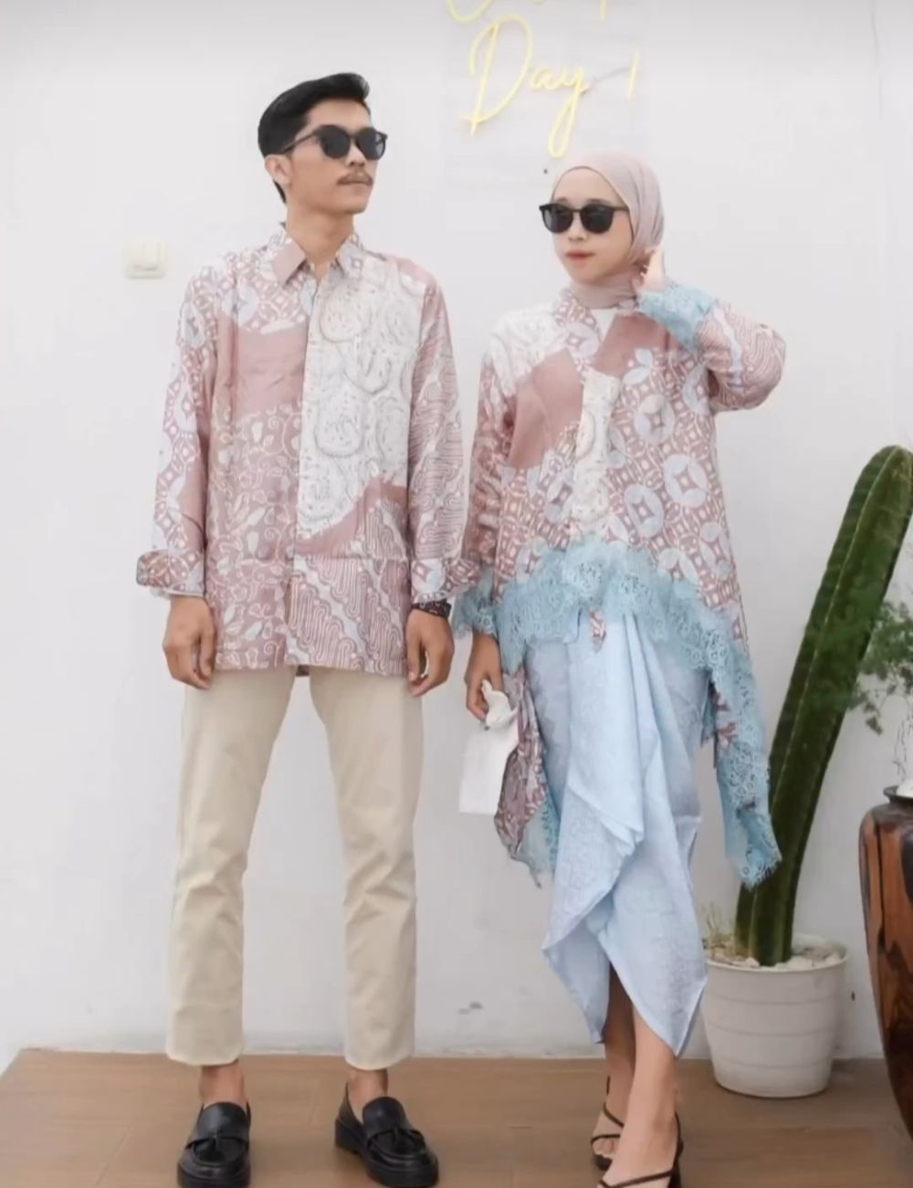 9 Ide Outfit Couple untuk Photoshoot, Casual hingga Batik