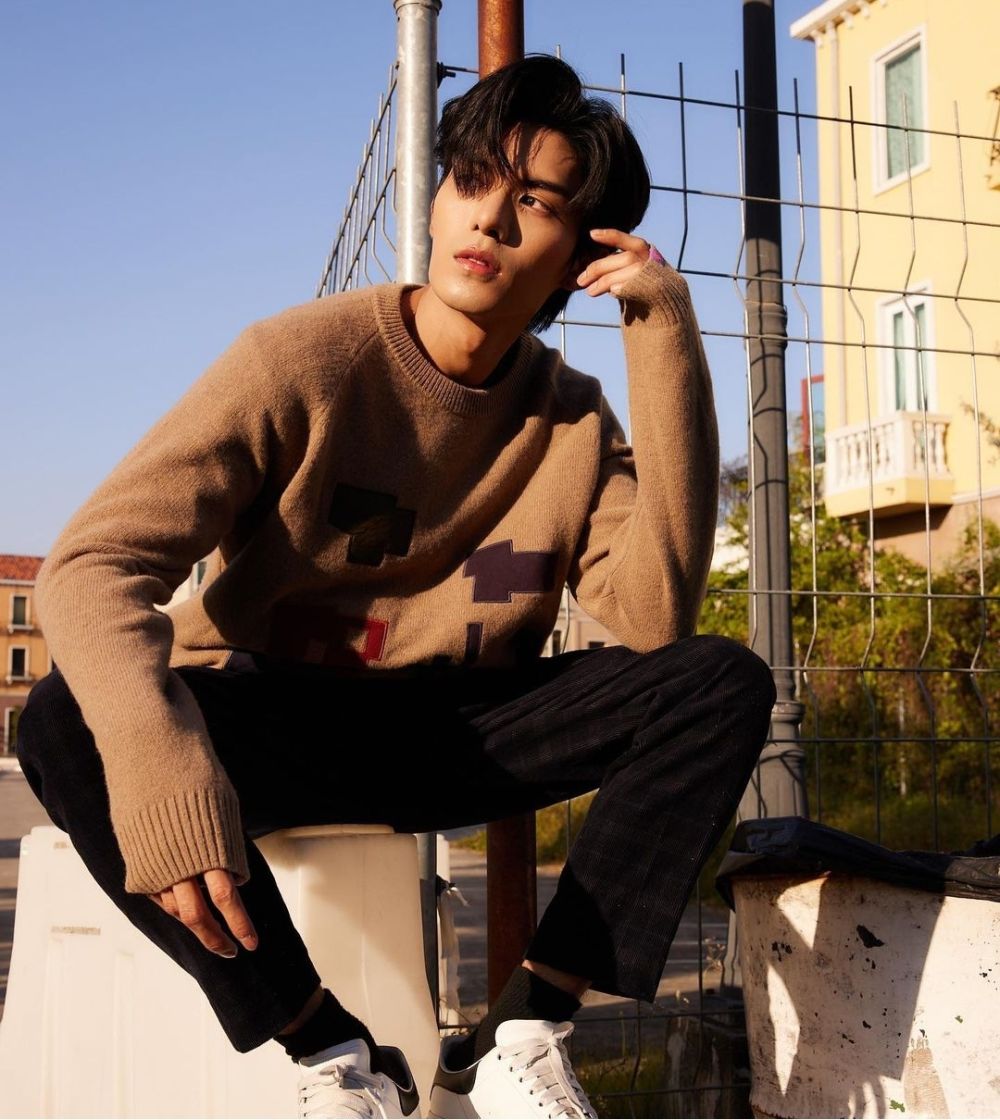 9 Inspirasi Outfit untuk Bukber ala Aktor Net Siraphop