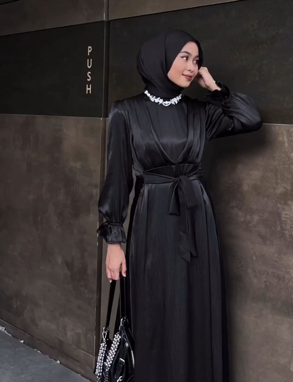 11 Style Outfit Lebaran Pakai Luxury Dress, Pancarkan Kemewahan!