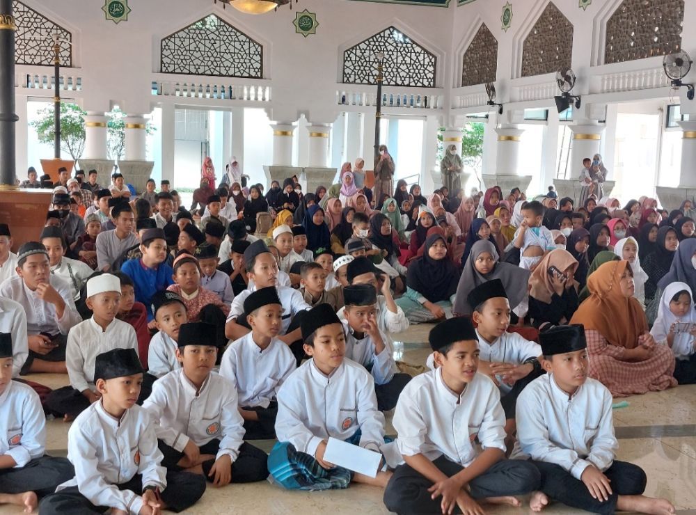 300 Anak Yatim di Sekitar Bandara Soetta Dapat Santunan Lebaran