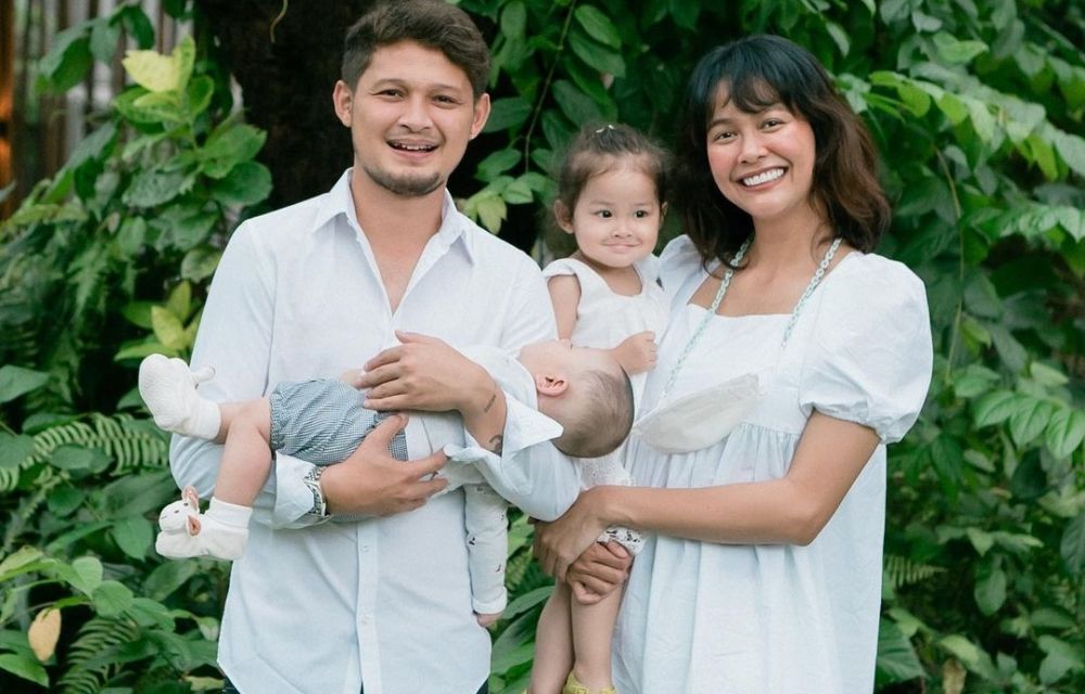 9 Potret Keluarga Bunga Jelitha yang Bahagia dengan Dua Anak