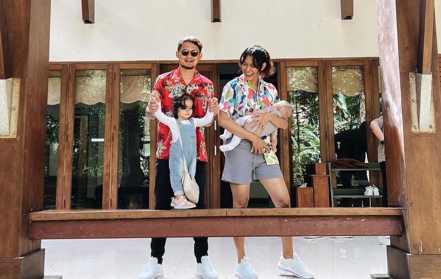 9 Potret Keluarga Bunga Jelitha yang Bahagia dengan Dua Anak