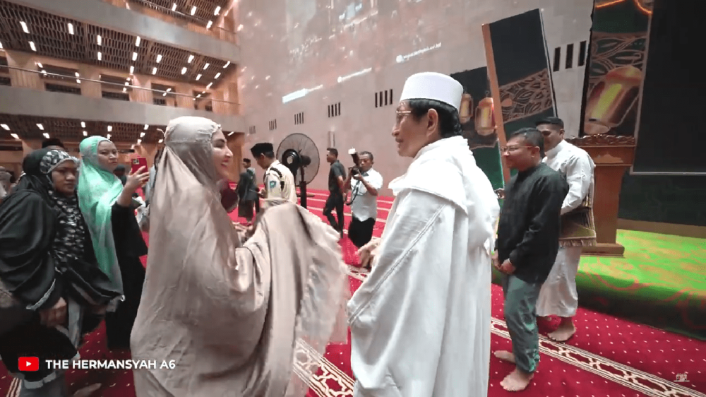 Momen The Hermansyah Itikaf Di Masjid Istiqlal