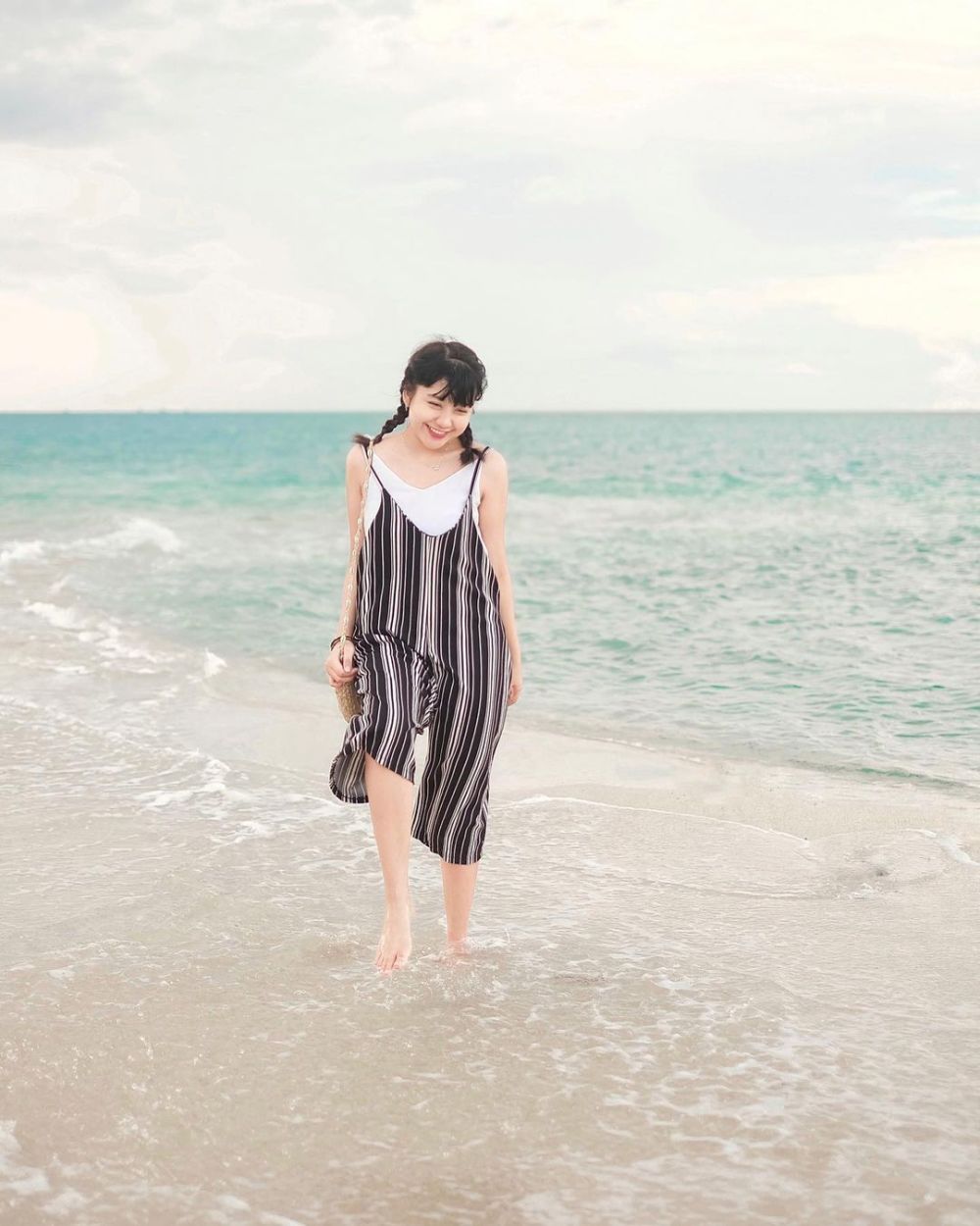 10 Style Outfit ke Pantai ala Ghea Indrawari yang Chic Abis!