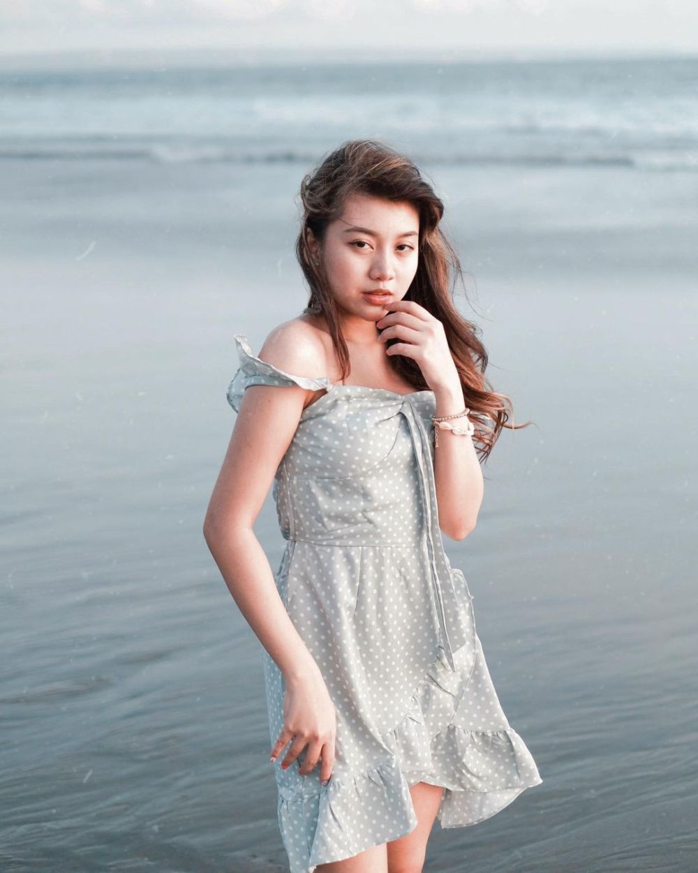 10 Style Outfit ke Pantai ala Ghea Indrawari yang Chic Abis!
