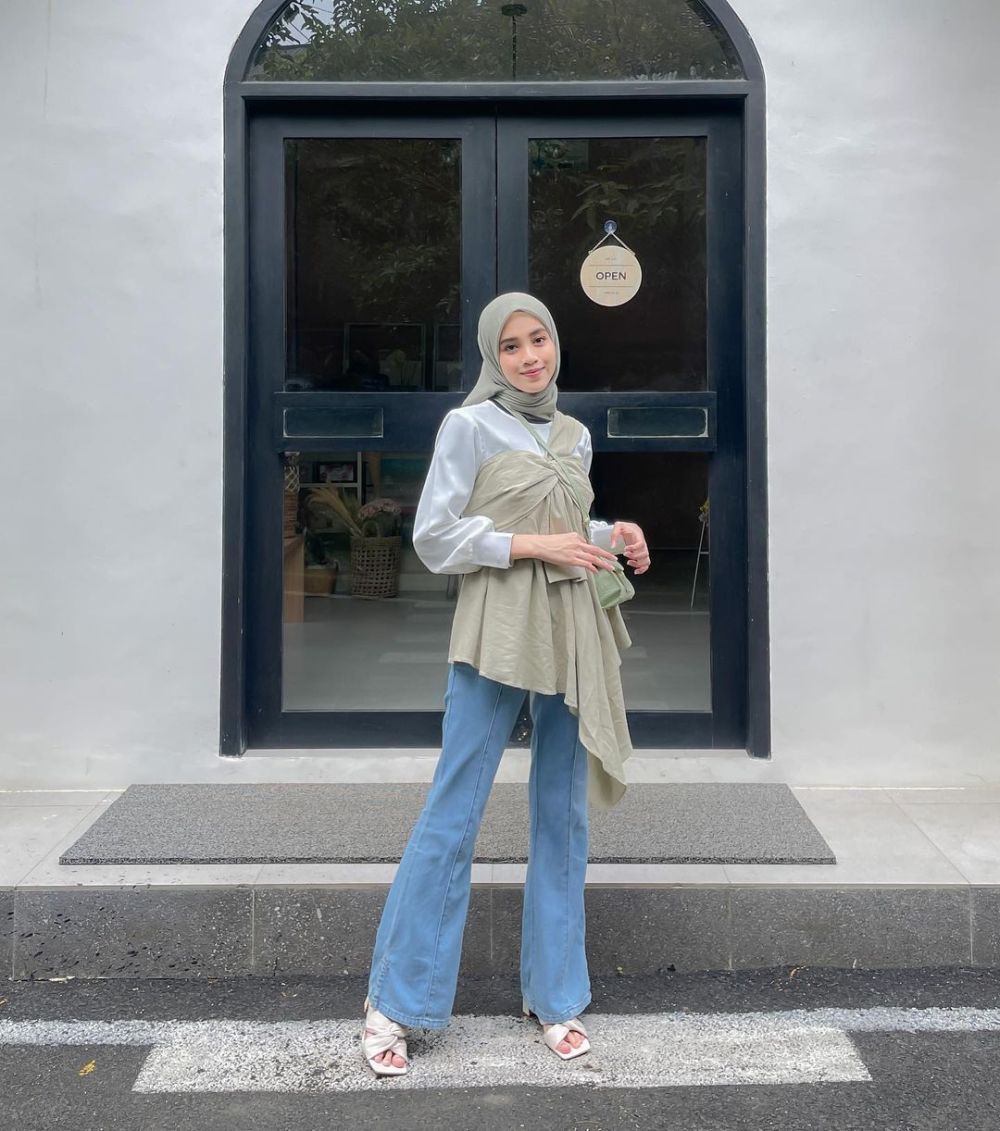 10 OOTD Hijab Celana Jeans, Gaya Kasual Lebaran Hari Kedua